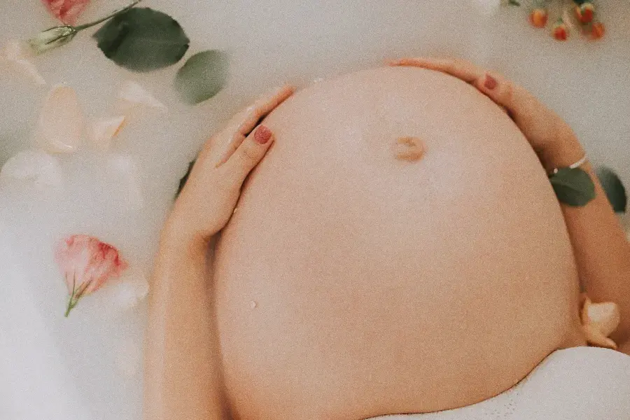 1. Femme enceinte assise